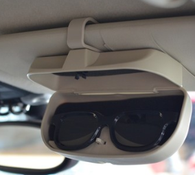 车载眼镜盒汽车眼睛架阅读灯挂式车内用通用多功能遮阳板眼镜夹盒