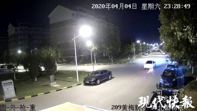 男子酒驾开三个轮胎奔驰狂奔,火星四溅