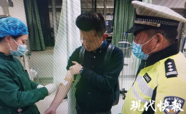 男子酒驾开三个轮胎奔驰狂奔,火星四溅