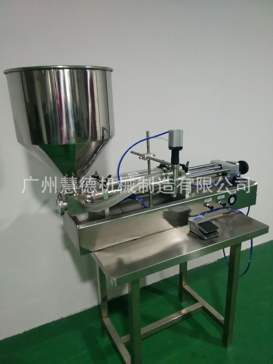 卧式转阀带斗灌装机2