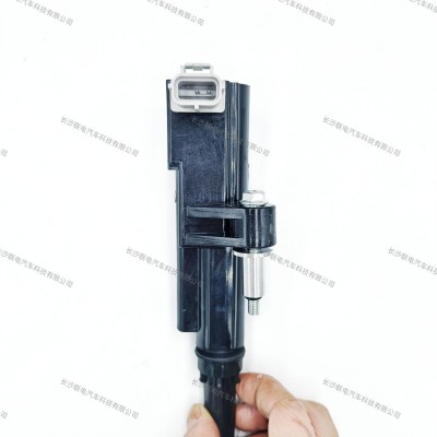 适用于JEEP点火线圈5149199AA 05149199AA 68320417AA UF640图2